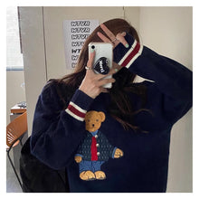 画像をギャラリービューアに読み込む, かわいい韓国っぱ刺繍入りベアカラーブロック ストライプVネックニットセーターレデイーズ