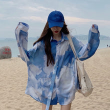 画像をギャラリービューアに読み込む, 春夏ブルータイダイ柄 ワイドシルエット ロングシャツUVカットリゾートミディアム丈レデイーズ トップステゴリ