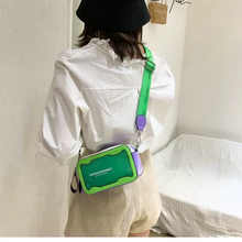 画像をギャラリービューアに読み込む, ファッションインコントラストカラーの透明クロスボディバッグ見せ方色々クリア ショルダーバック