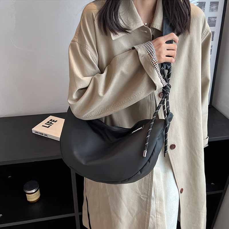 カジュアルな百合ナイロン布の小さなバッグ新型女性バッグ流行爆発型斜めショルダーバッグおしゃれなワンショルダー餃子バッグ