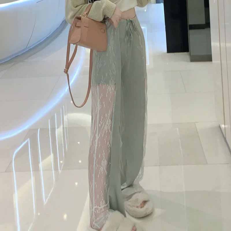 女性のファッション ハイウエスト レース カジュアル パンツサイドにレースのデザインが切り替えになったレディライクなフレアパンツ