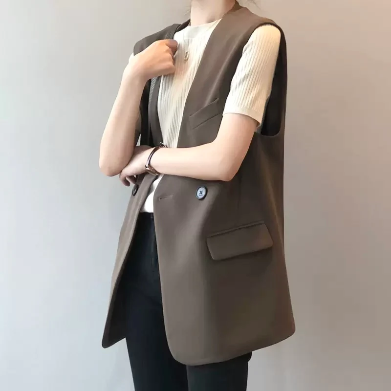 シンプルなゆったりノーカラーミドル丈スーツベスト