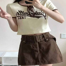 画像をギャラリービューアに読み込む, 落ち着きブラウン セットアップ 古着っぽ ロゴTシャツ ミニスカート ミニ丈スカート 2点セット ベルト リボン カジュアル アメカジ ヴィンテージ リンガーTシャツ 脚長効果
