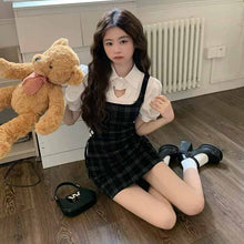 画像をギャラリービューアに読み込む, チェック柄のドレスフリルやパフスリーブが女の子らしいブラウス＆チェック柄ミニワンピのセットアイテム

