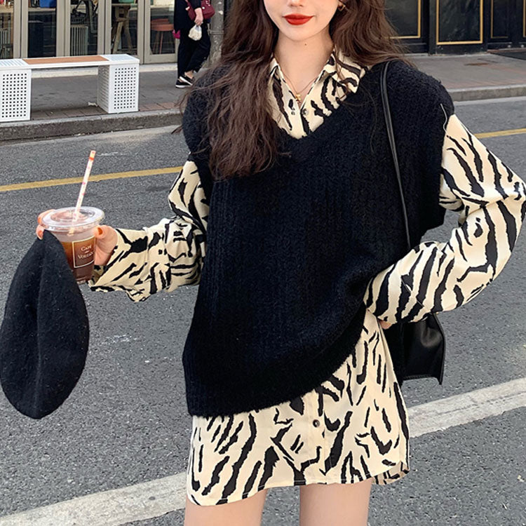 シンプルノースリーブVネックニットベストとヒョウ柄シャツセット